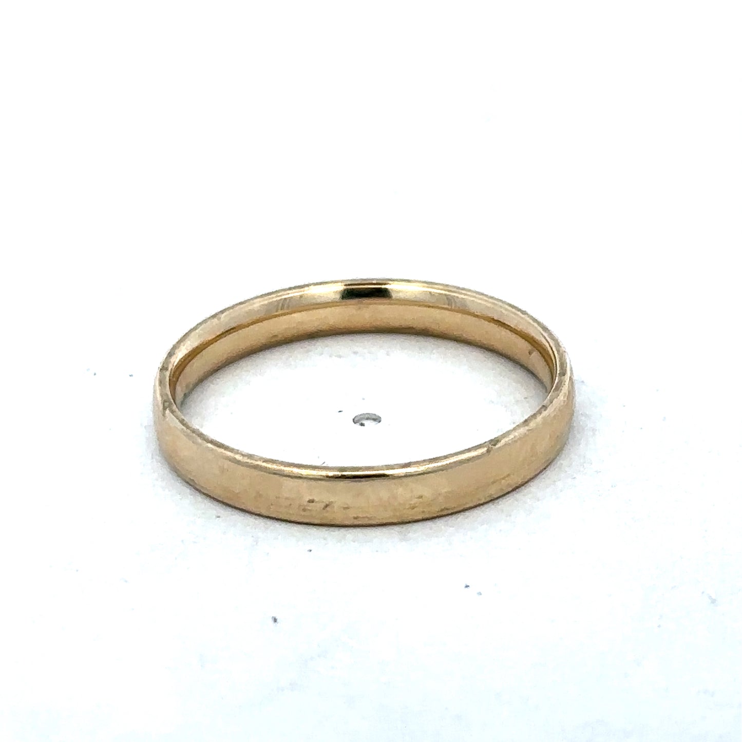 9ct yellow gold ring size T from Reeves and Sons, featuring a smooth polished band and classic design.
