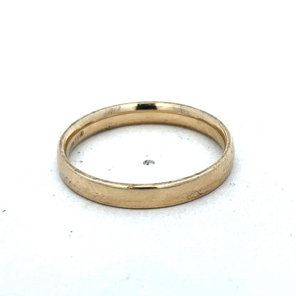 9ct yellow gold ring size T from Reeves and Sons, showcasing a smooth polished band.
