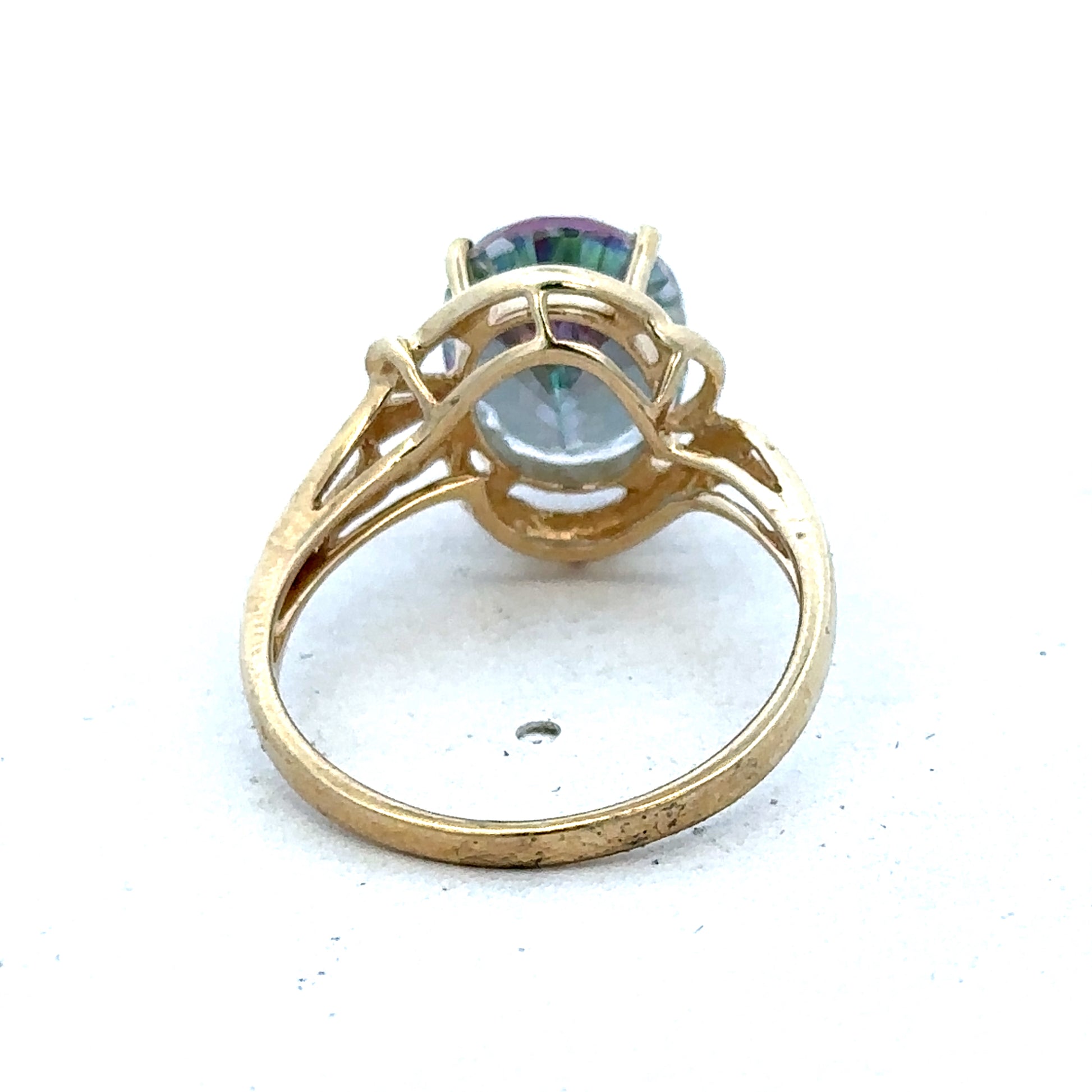 9ct yellow gold ring size P from Reeves and Sons, close-up of the smooth band and polished finish.