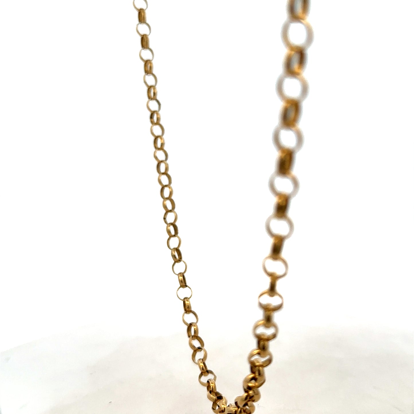 9ct yellow gold belcher chain weighing 15g, featuring interlocking round links, crafted by Reeves and Sons.