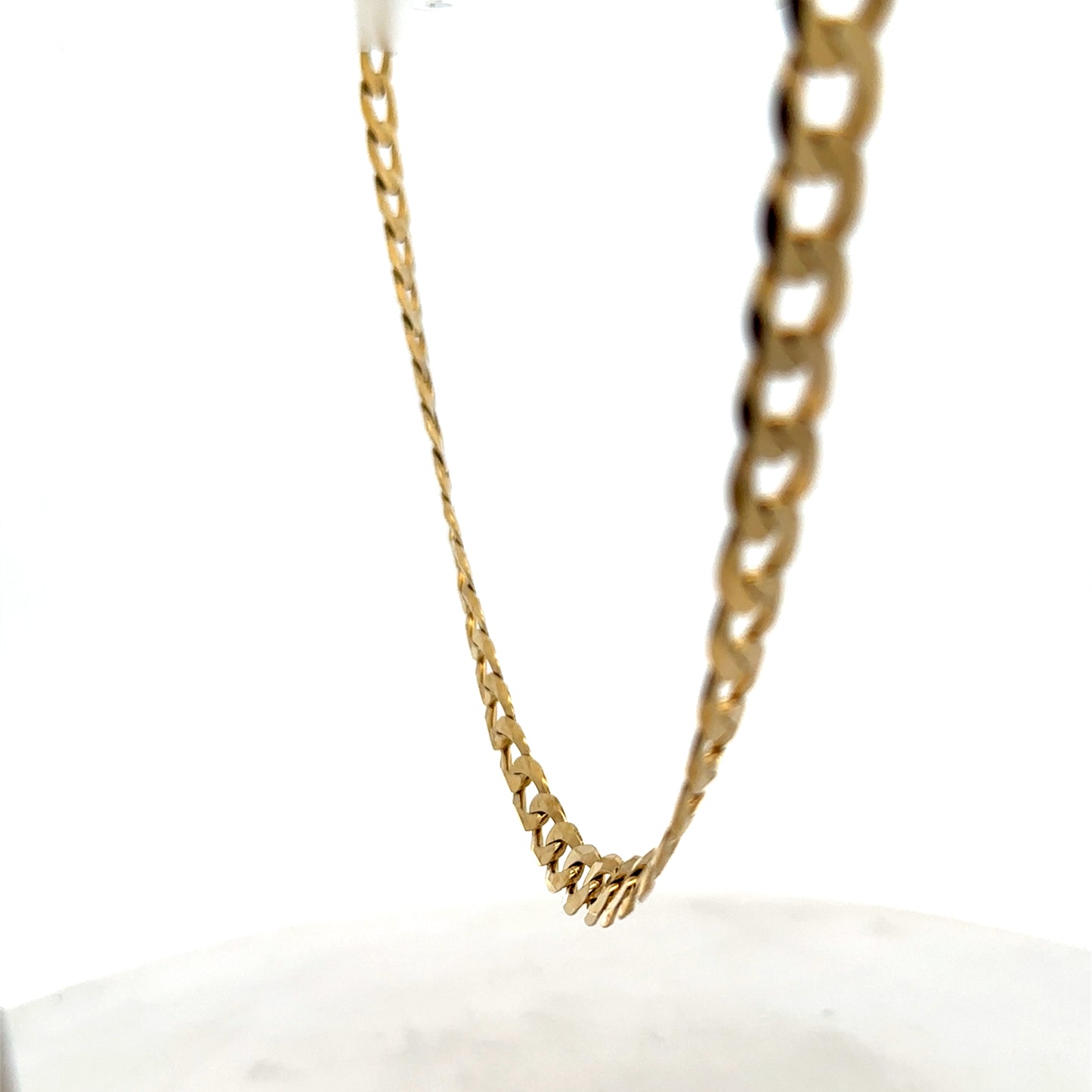 9ct yellow gold curb chain, Reeves and Sons, 26.5g, close-up showing polished links and fine craftsmanship.