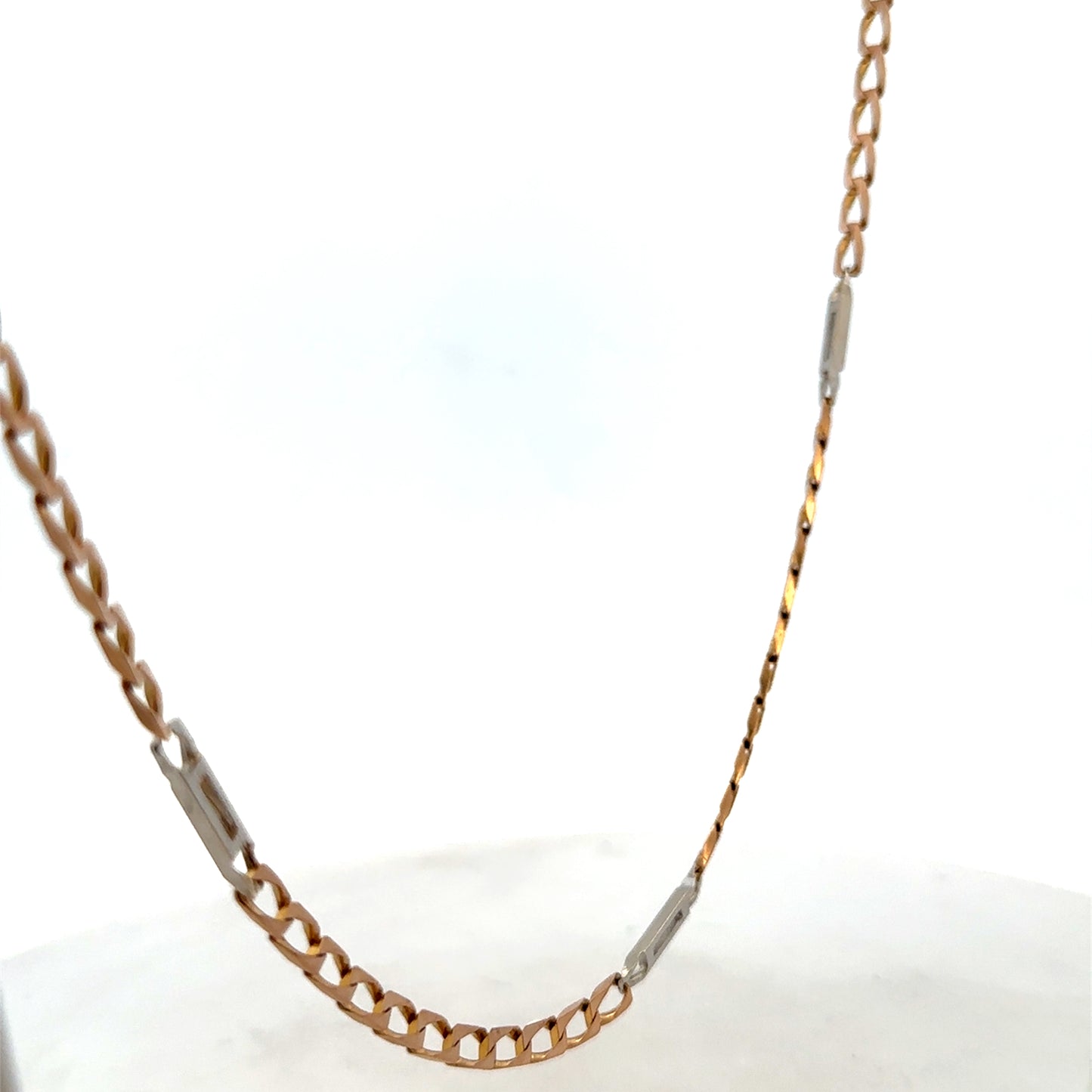 Reeves and Sons 9ct yellow gold chain, 13.9g, with intricate link design, showcased in close-up image.