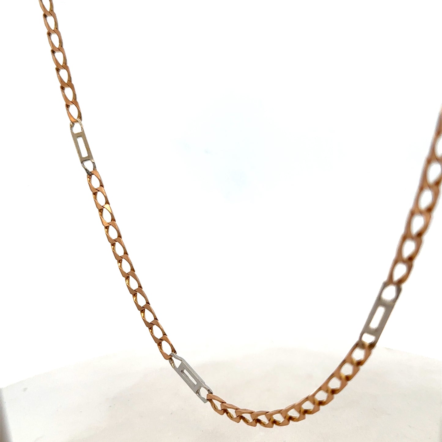 9ct yellow gold chain weighing 13.9g, showcasing Reeves and Sons' elegant jewelry design.