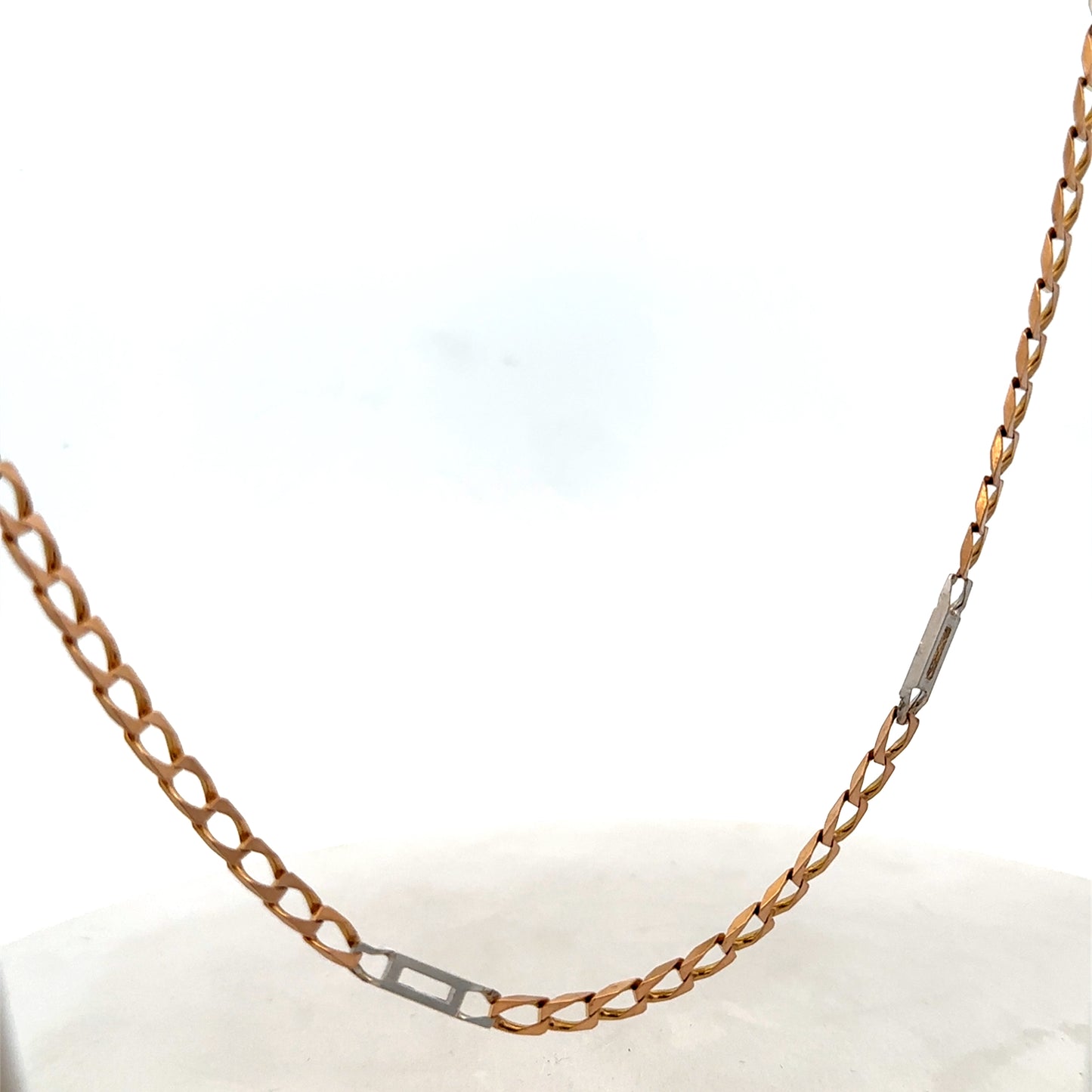 Reeves and Sons 9ct yellow gold chain weighing 13.9g, showcasing a detailed close-up of the jewelry's chain links.