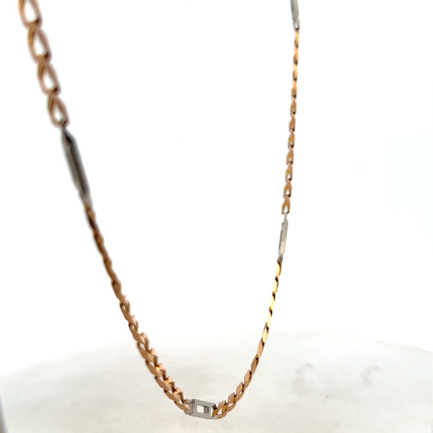 9ct yellow gold chain from Reeves and Sons, weighing 13.9g, displayed in a close-up image showing its classic link design.