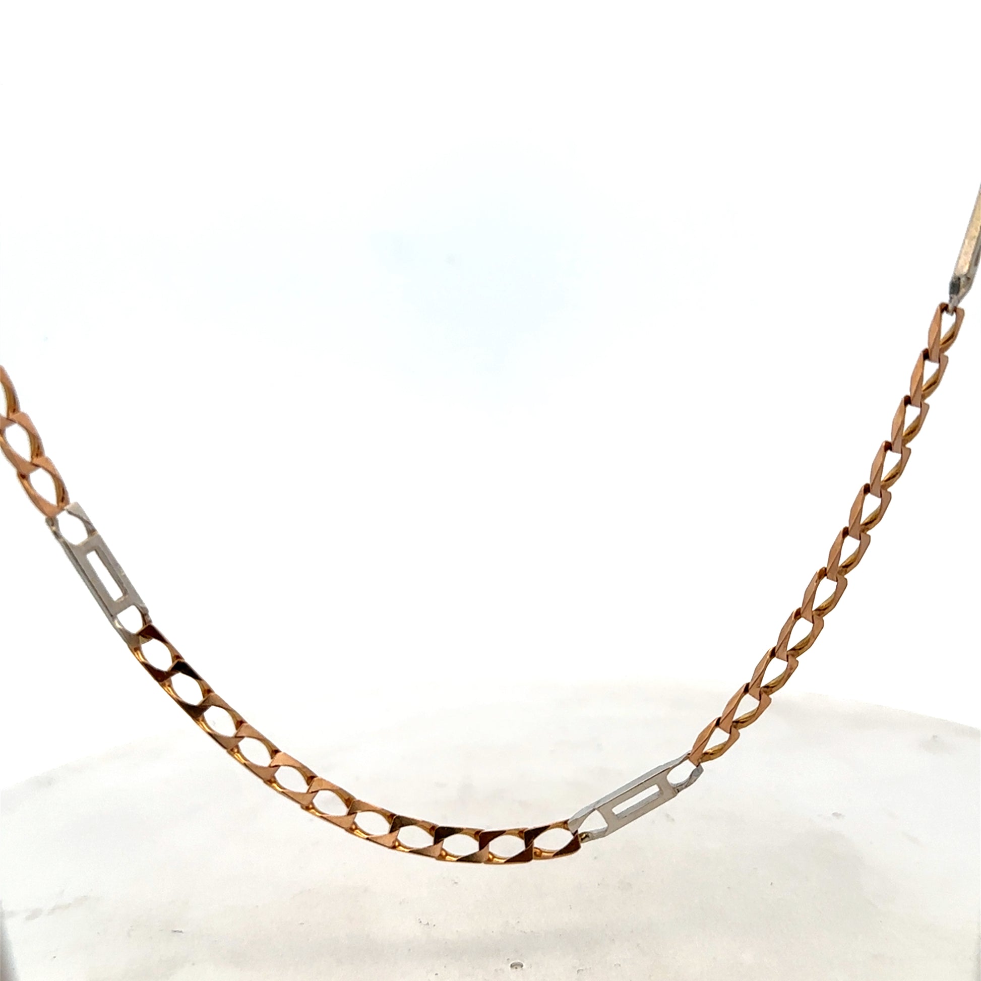 9ct yellow gold chain weighing 13.9g, featuring a classic link design by Reeves and Sons.