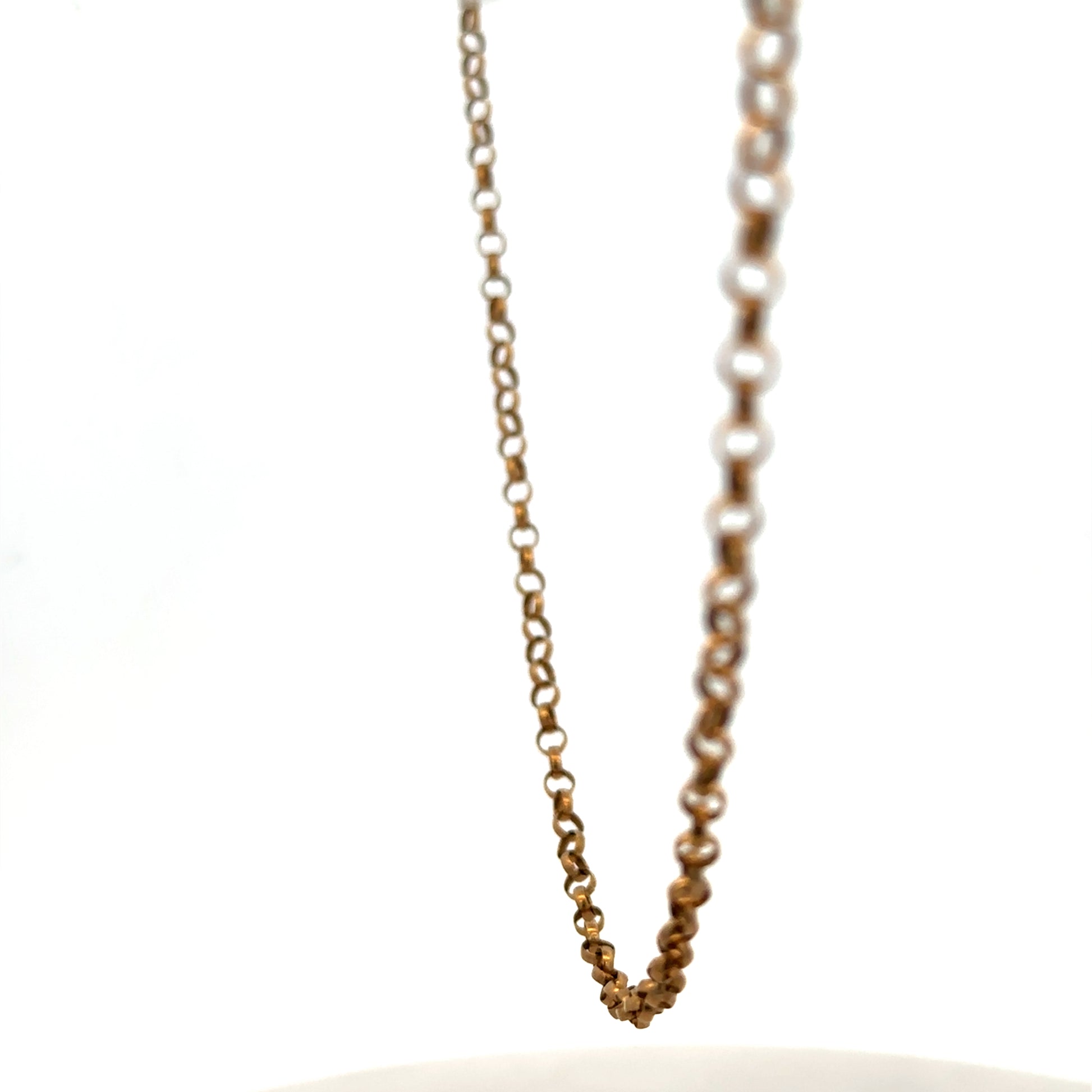 9ct yellow gold belcher chain, Reeves and Sons, 4.7g, close-up of the shiny, linked gold chain on a plain background.
