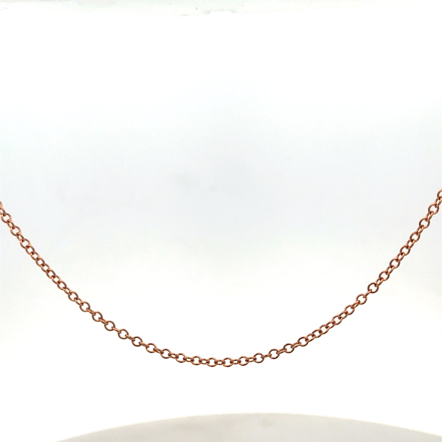 Reeves and Sons 9ct gold chain weighing 4.4g, featuring a delicate link design and polished finish.
