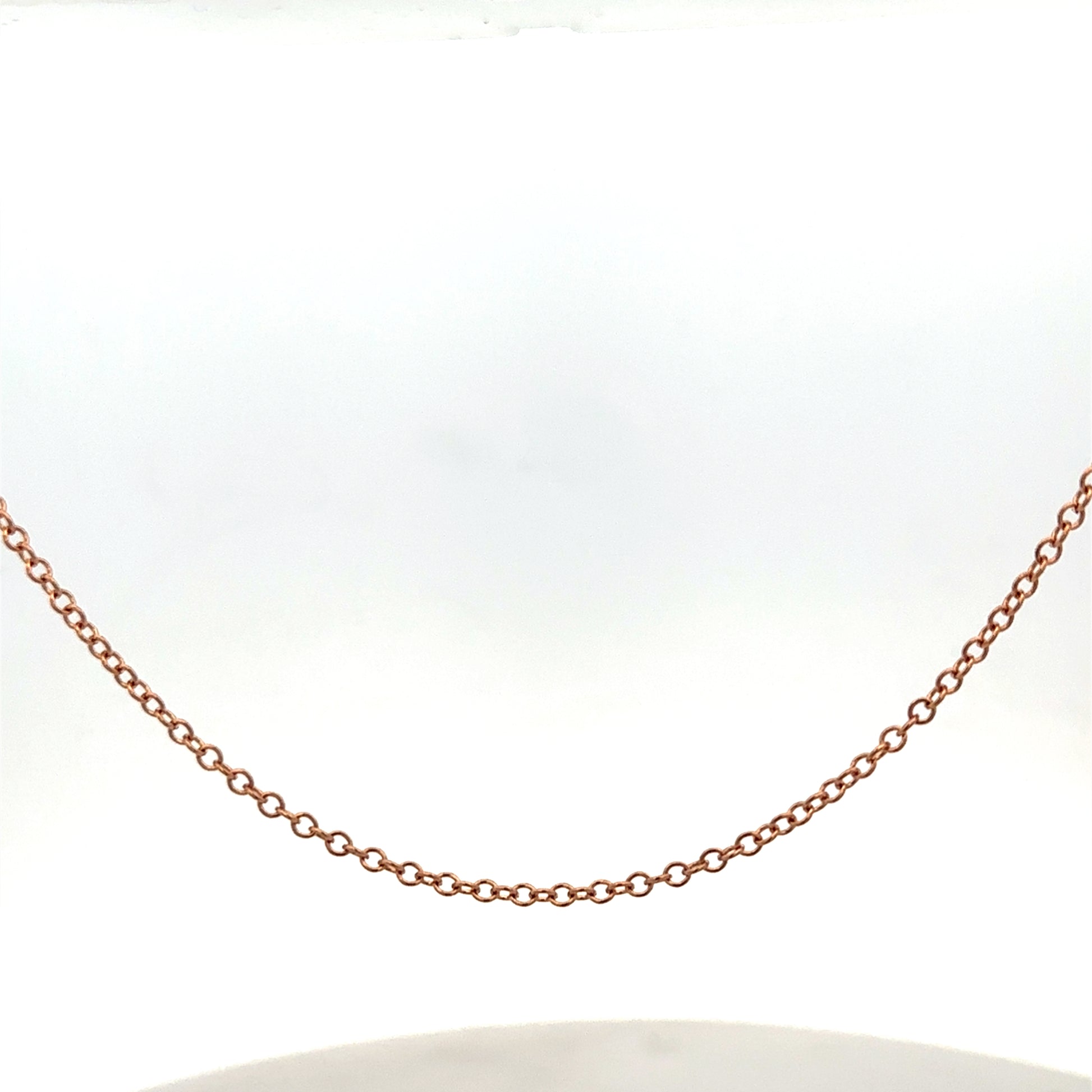 Reeves and Sons 9ct gold chain weighing 4.4g, featuring a delicate link design and polished finish.