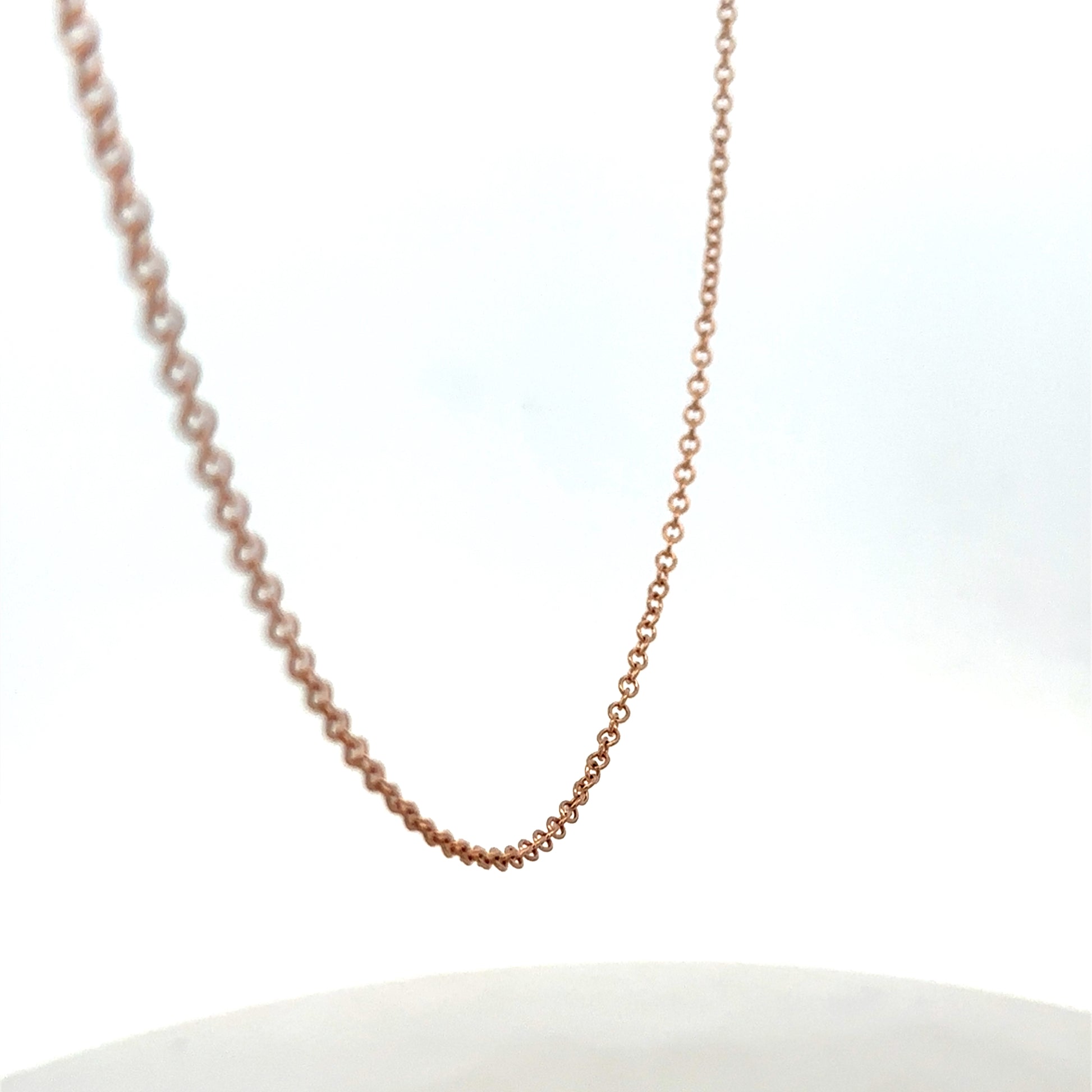 Reeves and Sons 9ct gold chain weighing 4.4g, featuring a classic linked design, displayed on a neutral background.