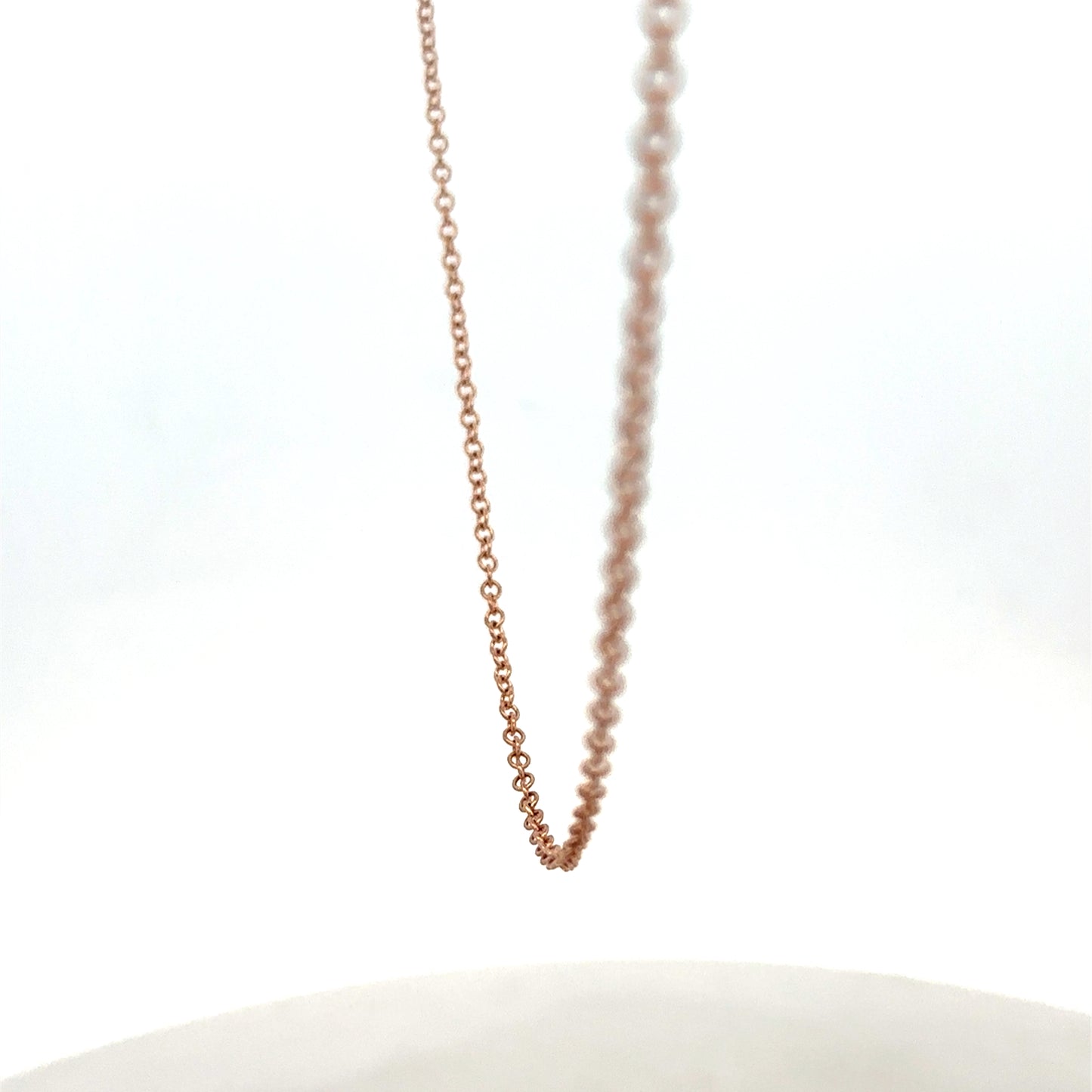 Reeves and Sons 9ct gold chain weighing 4.4g, featuring a detailed link design on a plain background.