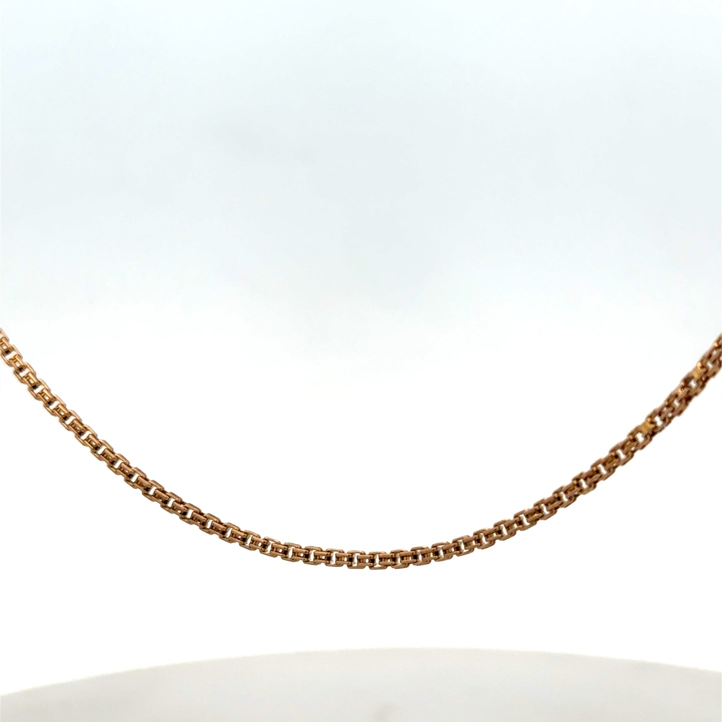 Reeves and Sons 9ct yellow gold chain weighing 6.5g, featuring a classic link design on a plain background