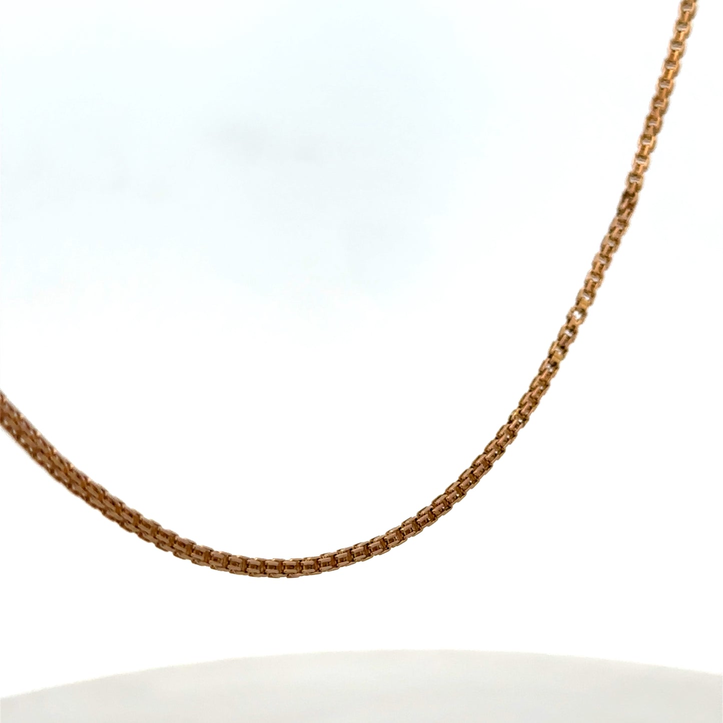 Reeves and Sons 9ct yellow gold chain, 6.5g, displaying a close-up of the elegant jewelry link design.