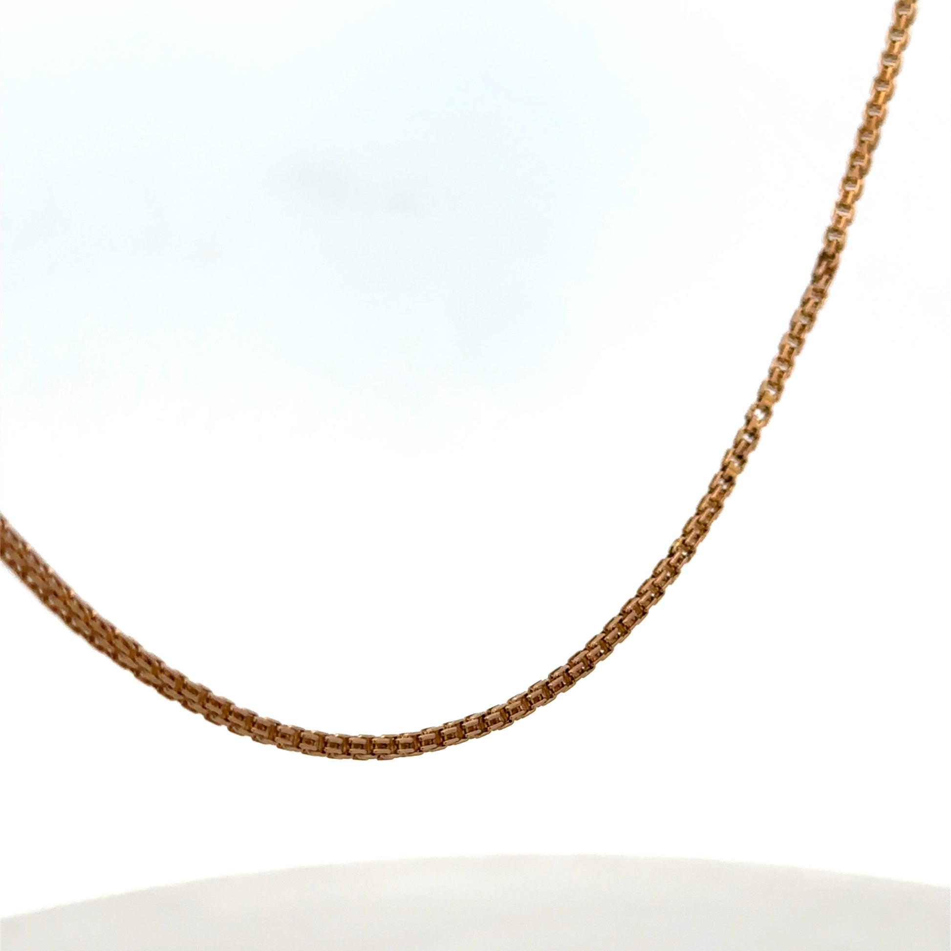 Reeves and Sons 9ct yellow gold chain, 6.5g, displaying a close-up of the elegant jewelry link design.