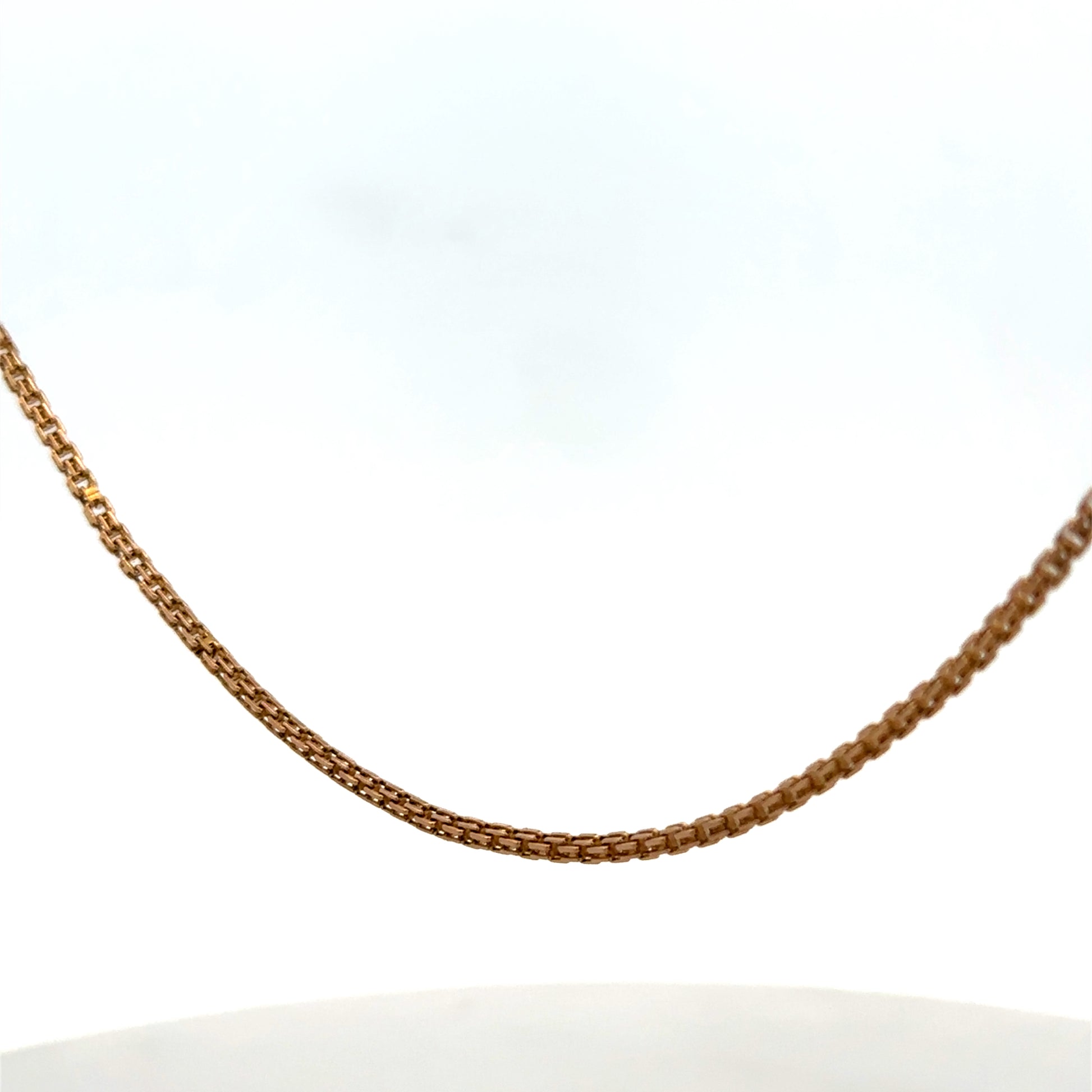Reeves and Sons 9ct yellow gold chain weighing 6.5g, showcasing a detailed link design and polished finish.