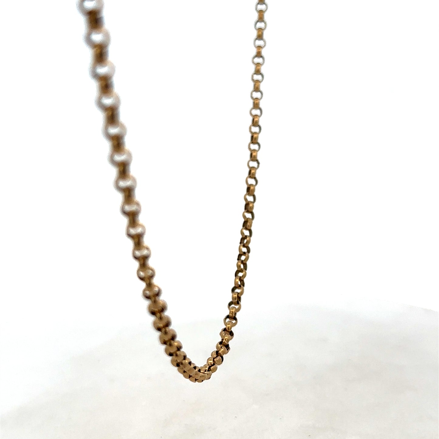 9ct yellow gold belcher chain, Reeves and Sons, 14.5g, showing close-up of shiny gold links against a neutral background.