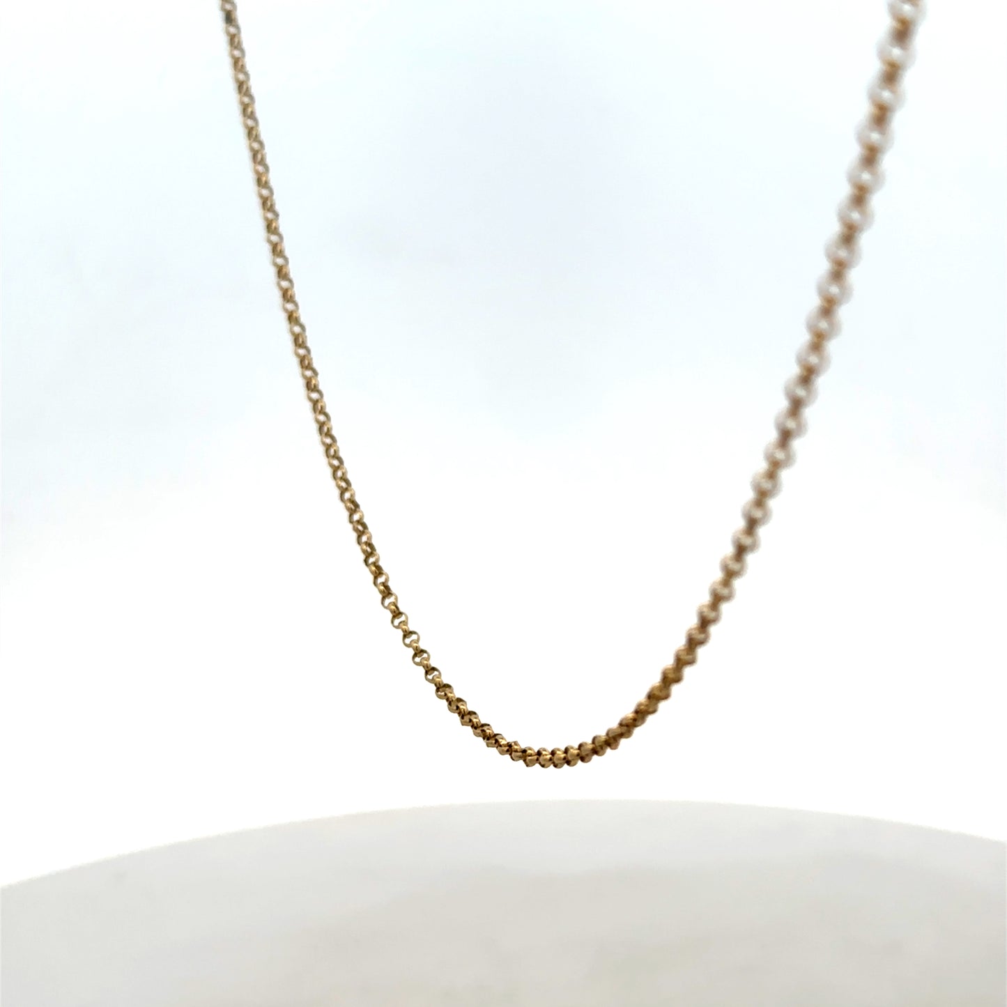 9ct yellow gold belcher chain weighing 2.8g, featuring classic linked design by Reeves and Sons.