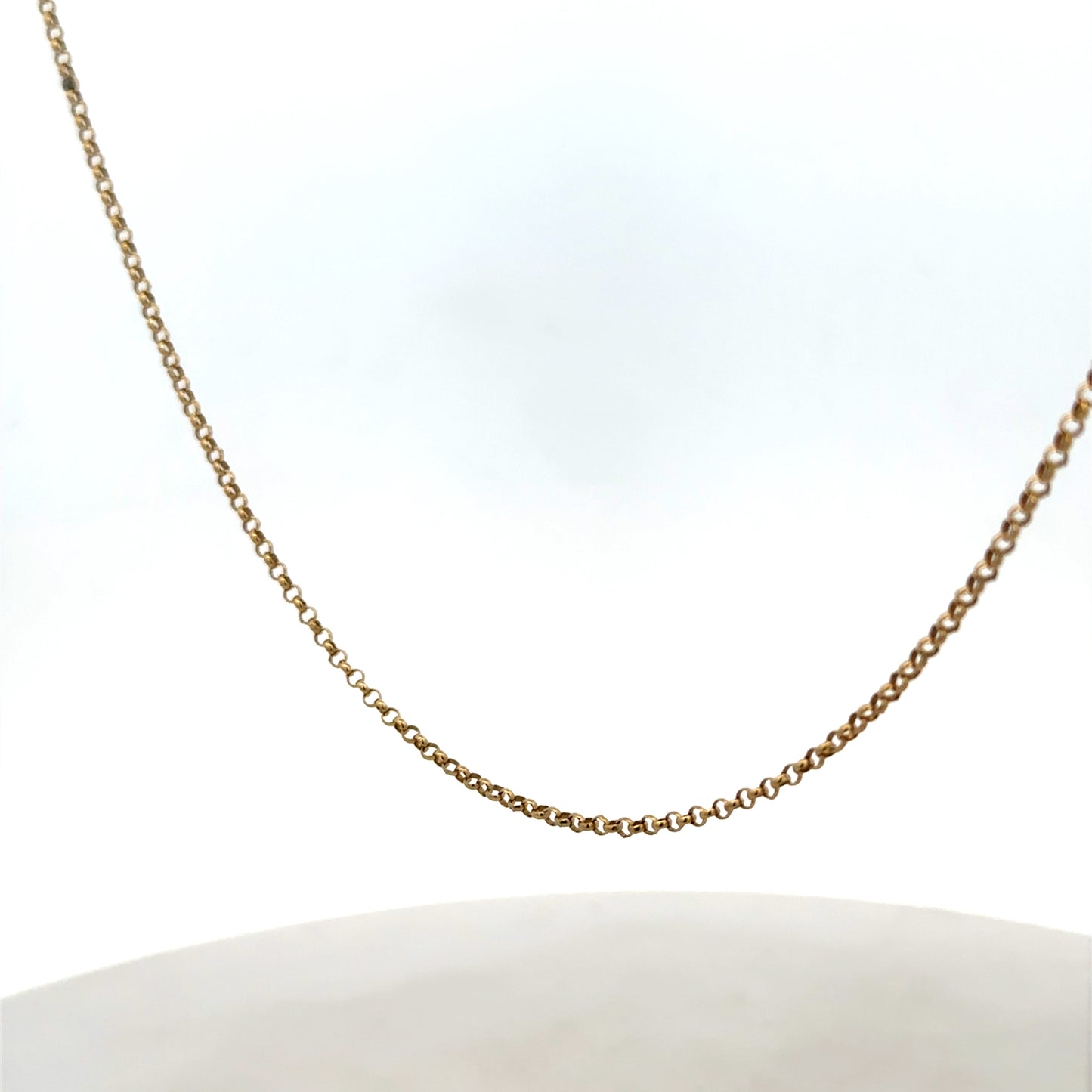 9ct yellow gold belcher chain weighing 2.8g, featuring classic links from Reeves and Sons.