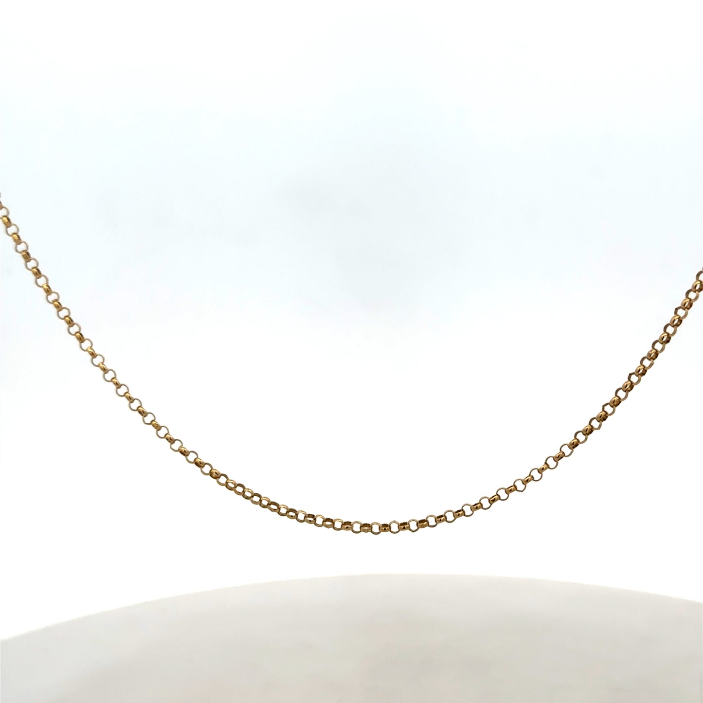 9ct yellow gold belcher chain with a smooth link design, weighing 2.8g, crafted by Reeves and Sons.