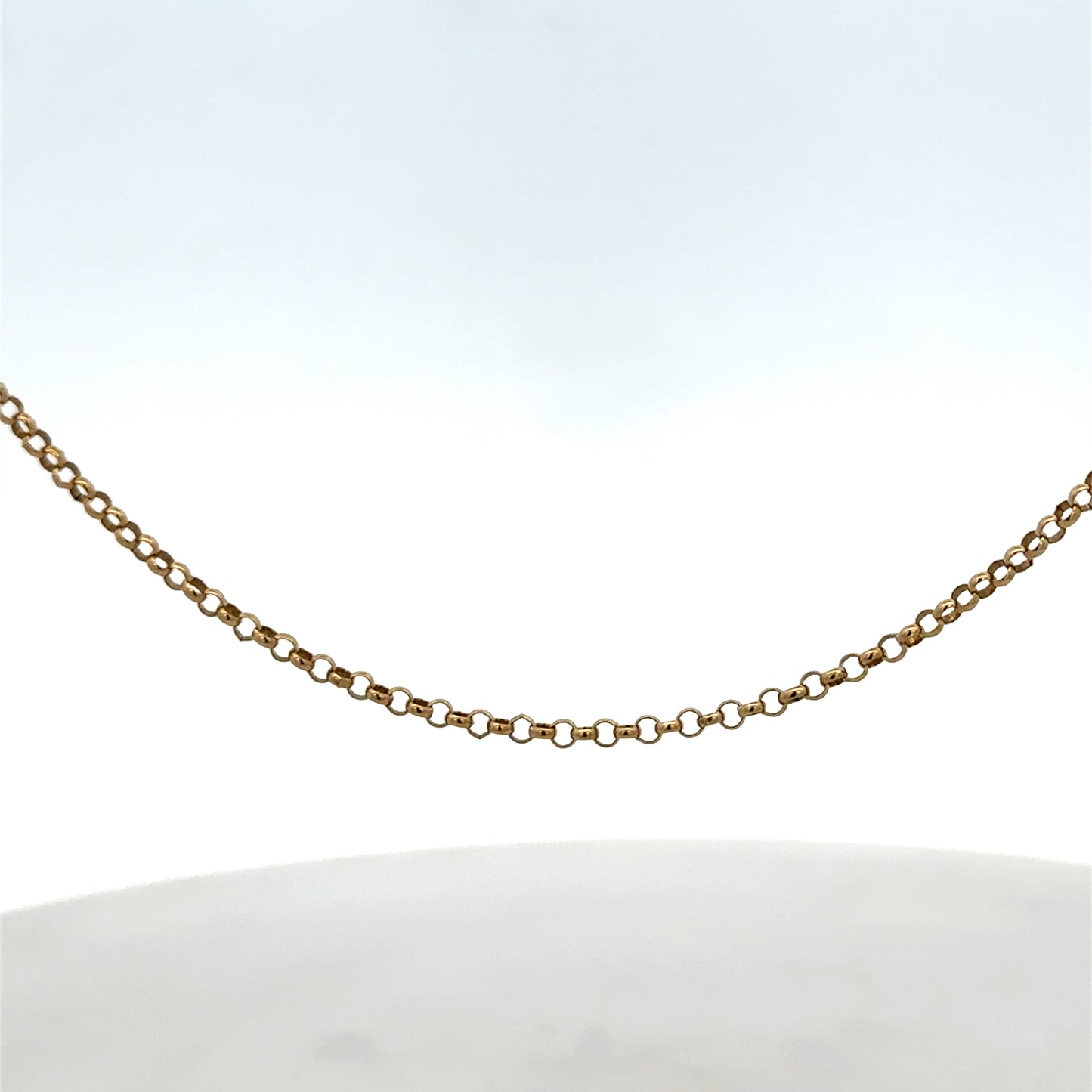 9ct yellow gold belcher chain weighing 2.8g, featuring classic linked design, by Reeves and Sons.