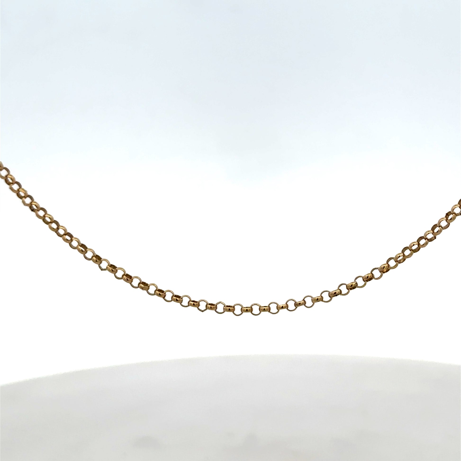 9ct yellow gold belcher chain weighing 2.8g, featuring classic linked design, by Reeves and Sons.