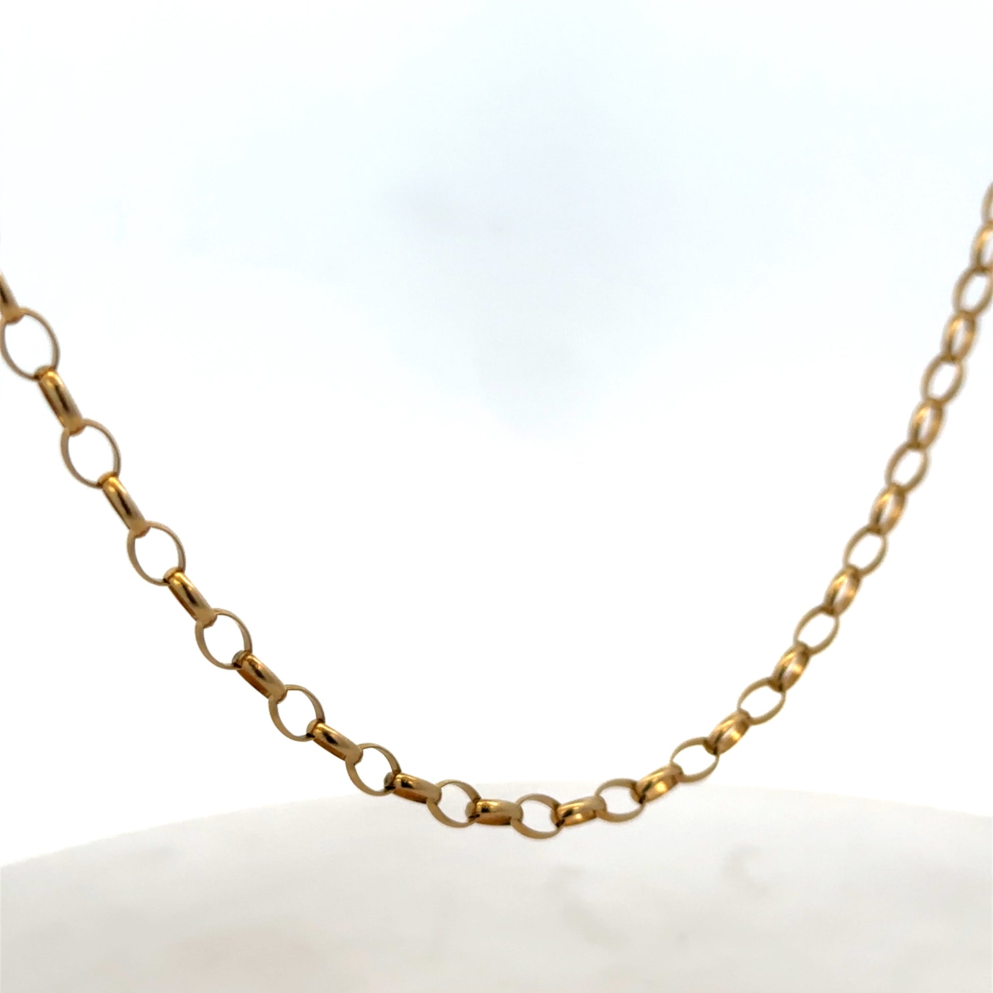 9ct yellow gold belcher chain by Reeves and Sons, 7.8g, showcasing its polished links and classic jewelry design.