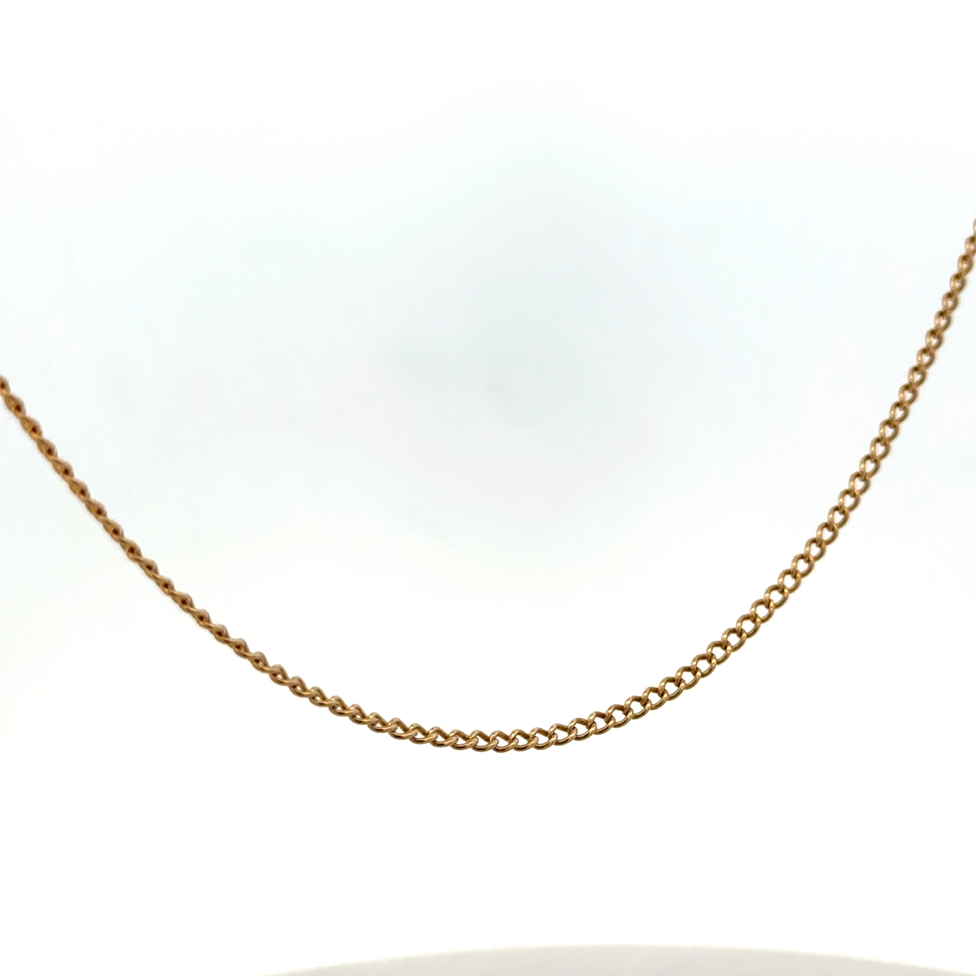 Reeves and Sons 9ct yellow gold chain weighing 4.6g, showcasing a detailed close-up of the jewelry link design.