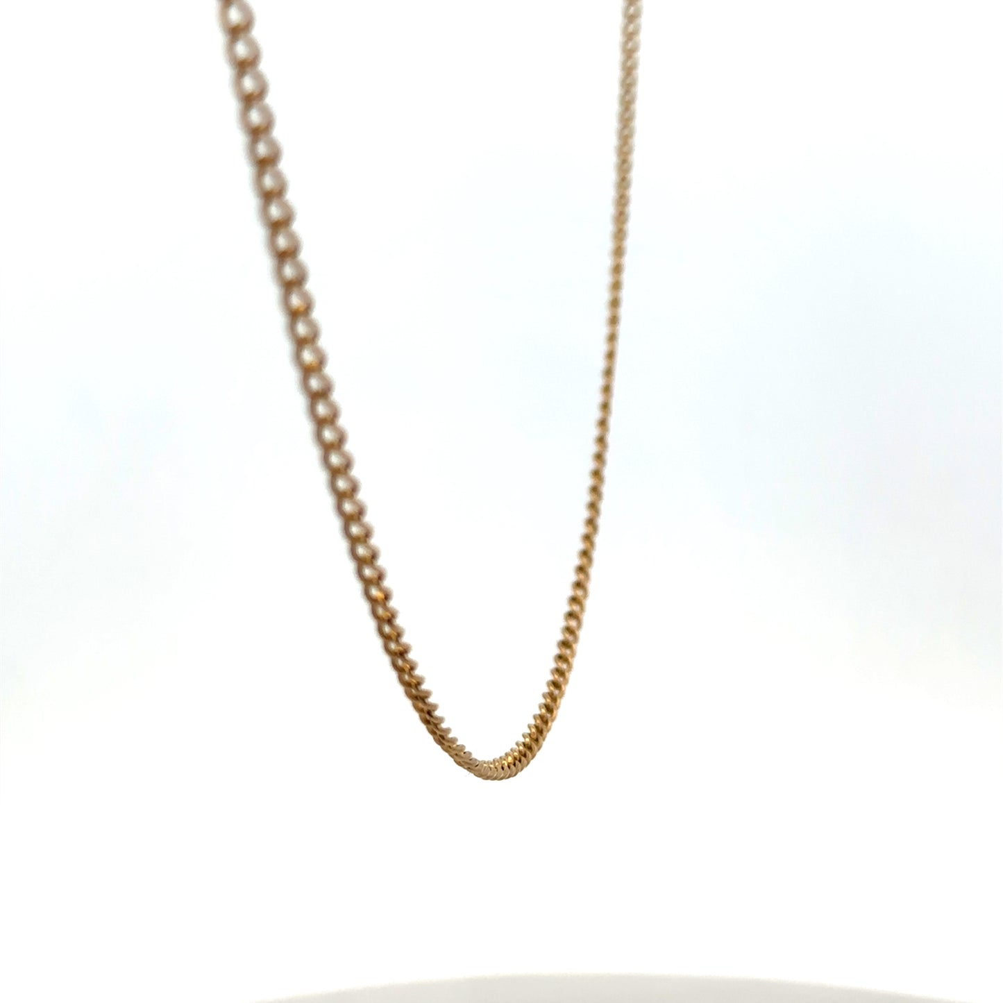 9ct yellow gold chain weighing 4.6g with a classic link design, crafted by Reeves and Sons.