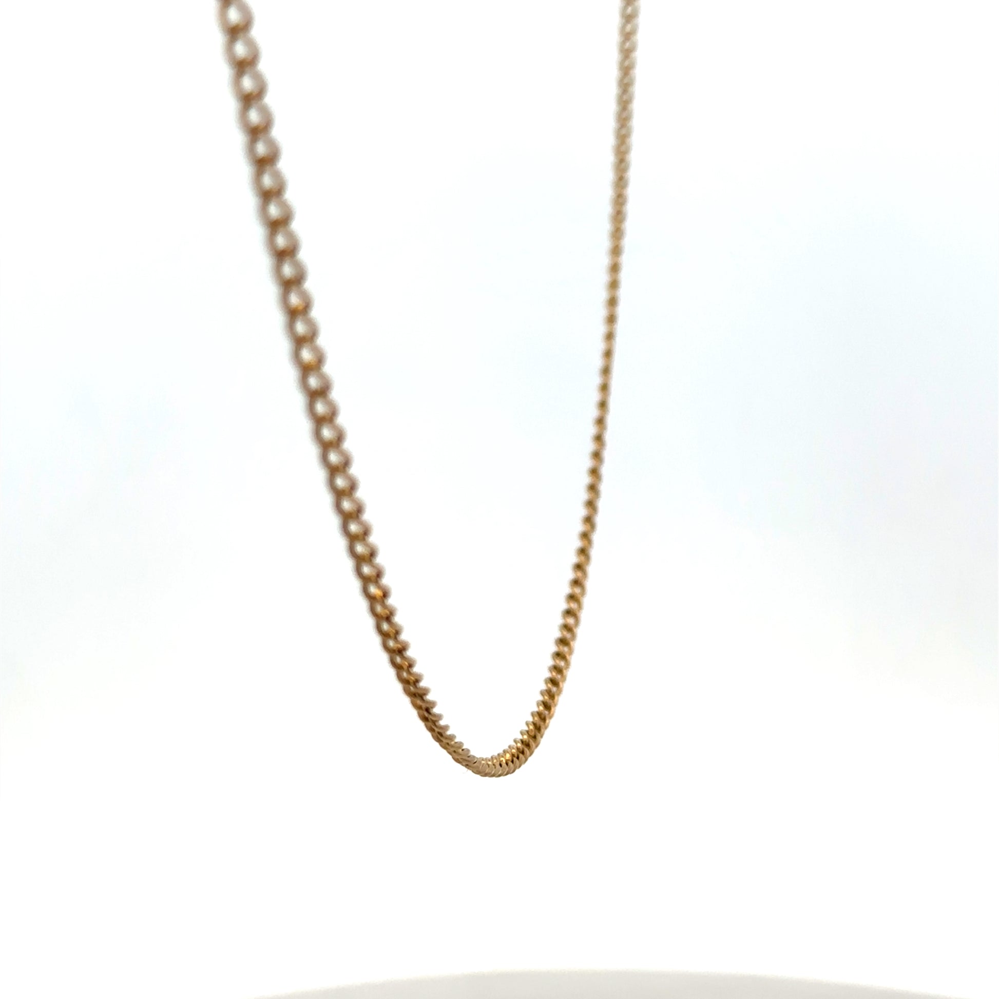 9ct yellow gold chain weighing 4.6g with a classic link design, crafted by Reeves and Sons.