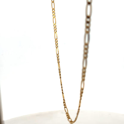 9ct yellow gold figaro chain, Reeves and Sons, 7.1g, close-up of shiny gold chain with intricate links.
