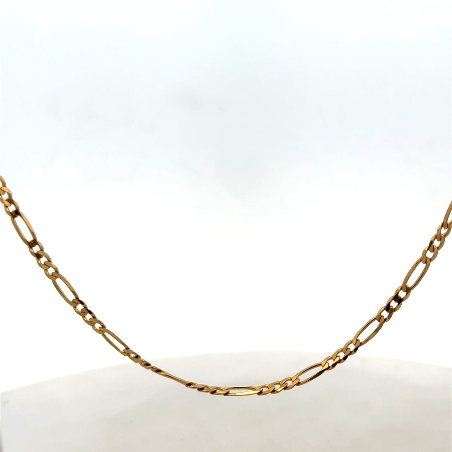 Reeves and Sons 9ct yellow gold figaro chain with a 7.1g weight, featuring interlinked flat and oval links.