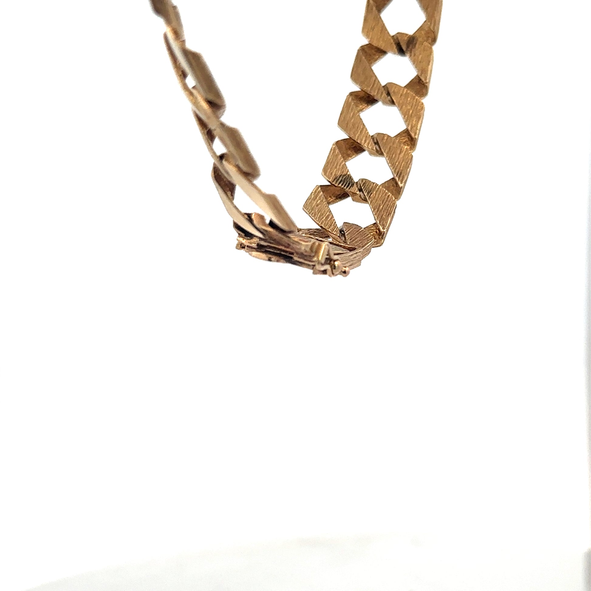 Reeves and Sons 9ct yellow gold bracelet weighing 29.5g, featuring a sleek, polished design with intricate links.