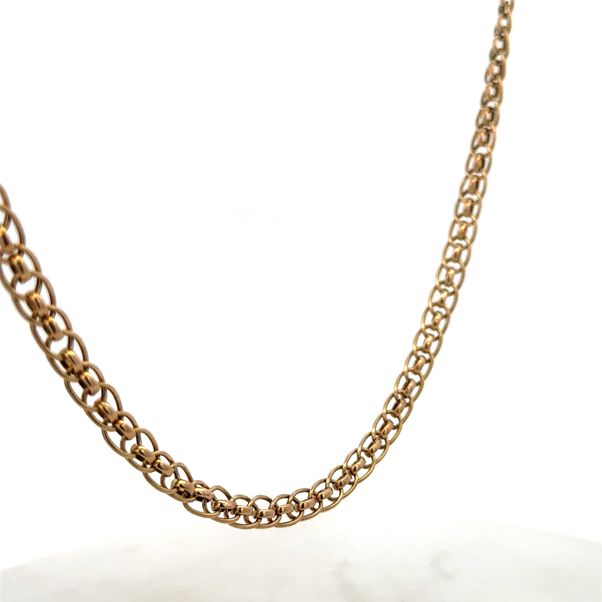 9ct yellow gold double linked chain weighing 7.9g, showcasing shiny gold links with Reeves and Sons branding.