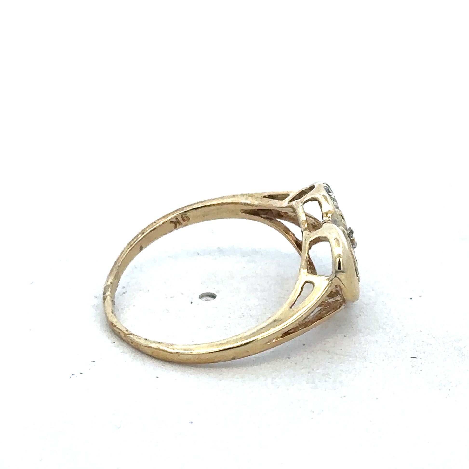 9ct yellow gold MUM ring in size N with engraved design, featuring Reeves and Sons branding and a polished finish.