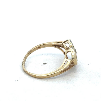 9ct yellow gold MUM ring in size N with engraved design, featuring Reeves and Sons branding and a polished finish.