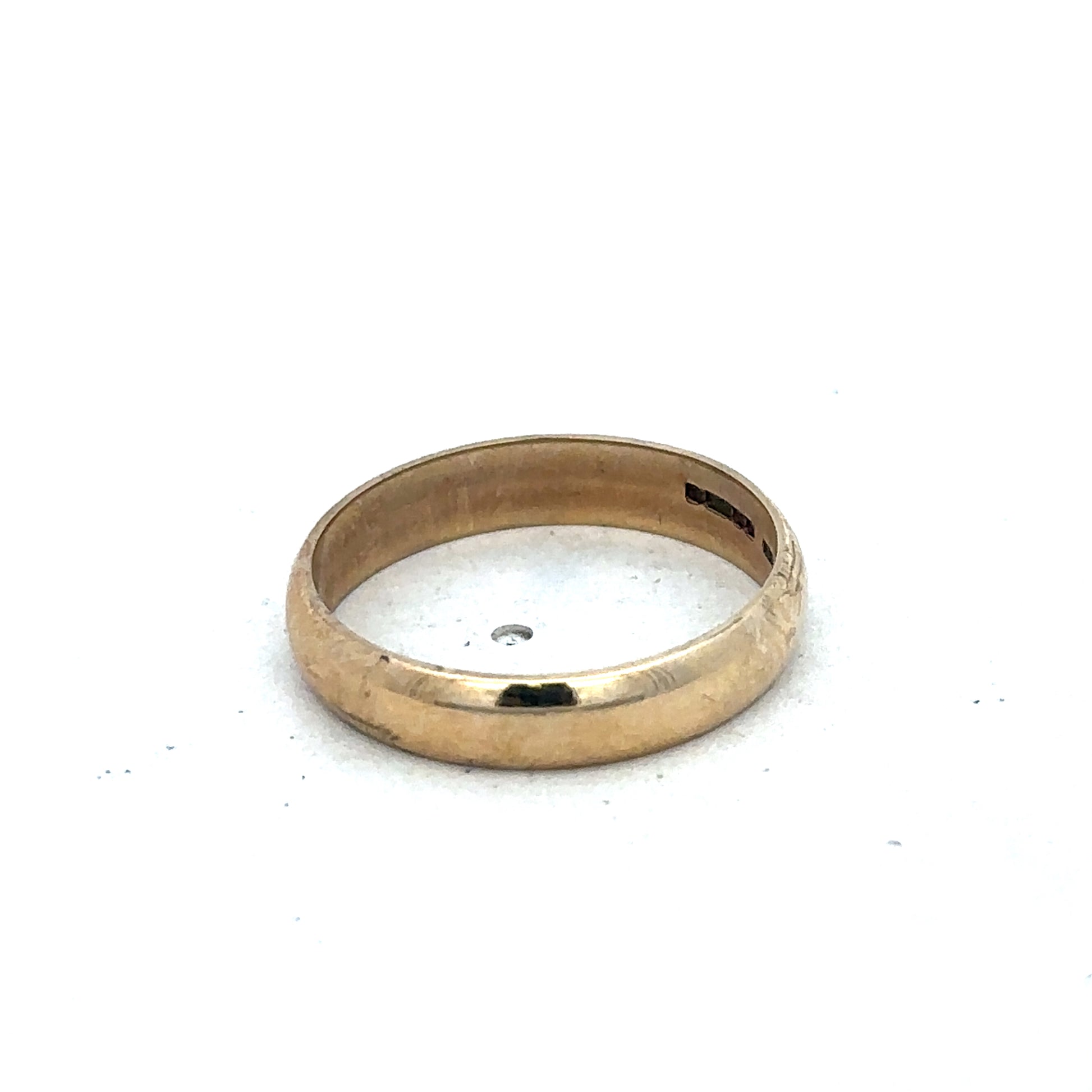 9ct yellow gold band ring in size N with smooth finish, crafted by Reeves and Sons.