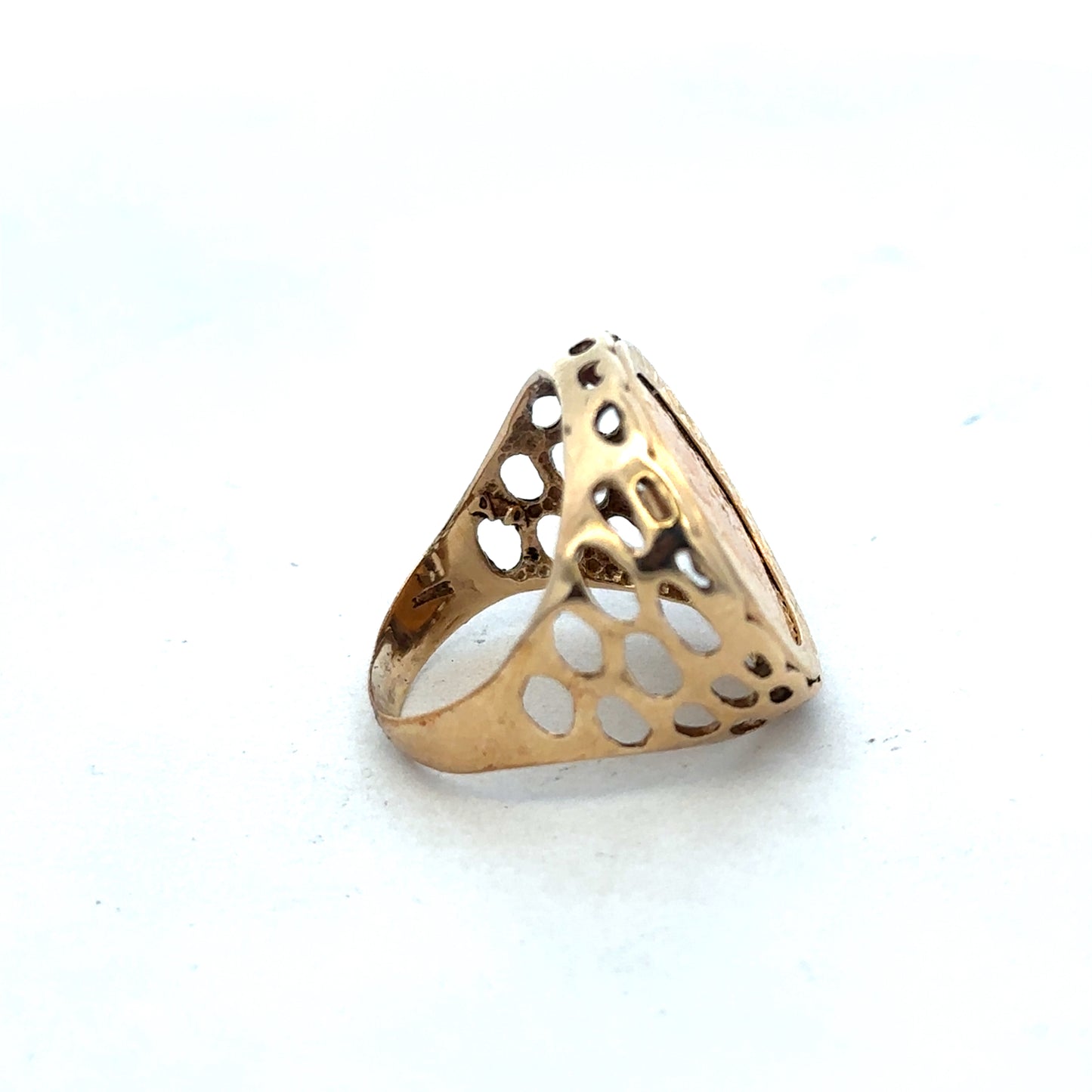 9ct yellow gold 1915 half sovereign ring in size M1/2, featuring intricate vintage design from Reeves and Sons.