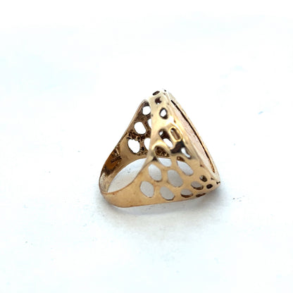 9ct yellow gold 1915 half sovereign ring in size M1/2, featuring intricate vintage design from Reeves and Sons.