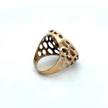 9ct yellow gold 1915 half sovereign ring in size M1/2 with engraved details, crafted by Reeves and Sons.