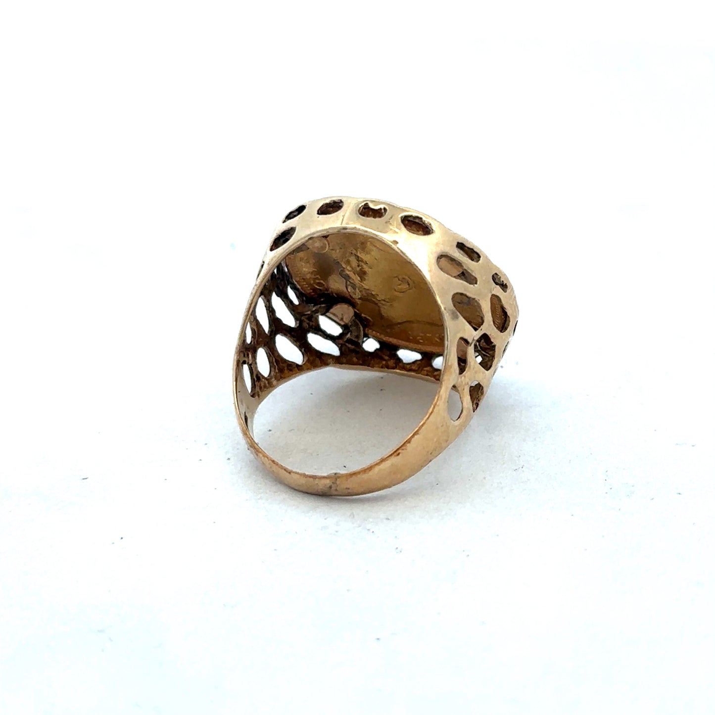 9ct yellow gold 1915 half sovereign ring in size M1/2 with detailed engraved design, crafted by Reeves and Sons.