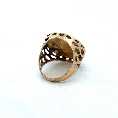 9ct yellow gold 1915 half sovereign ring in size M1/2 with detailed engraved design, crafted by Reeves and Sons.
