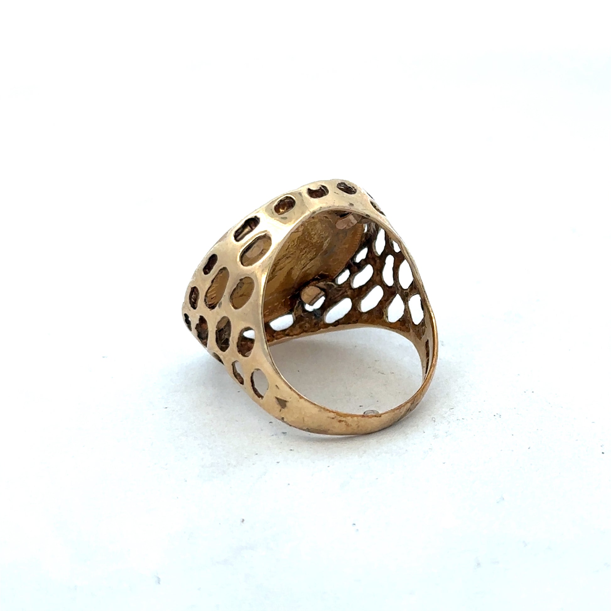9ct yellow gold 1915 half sovereign ring in size M1/2 with detailed coin design, by Reeves and Sons.