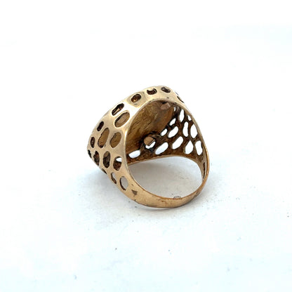 9ct yellow gold 1915 half sovereign ring in size M1/2 with detailed coin design, by Reeves and Sons.