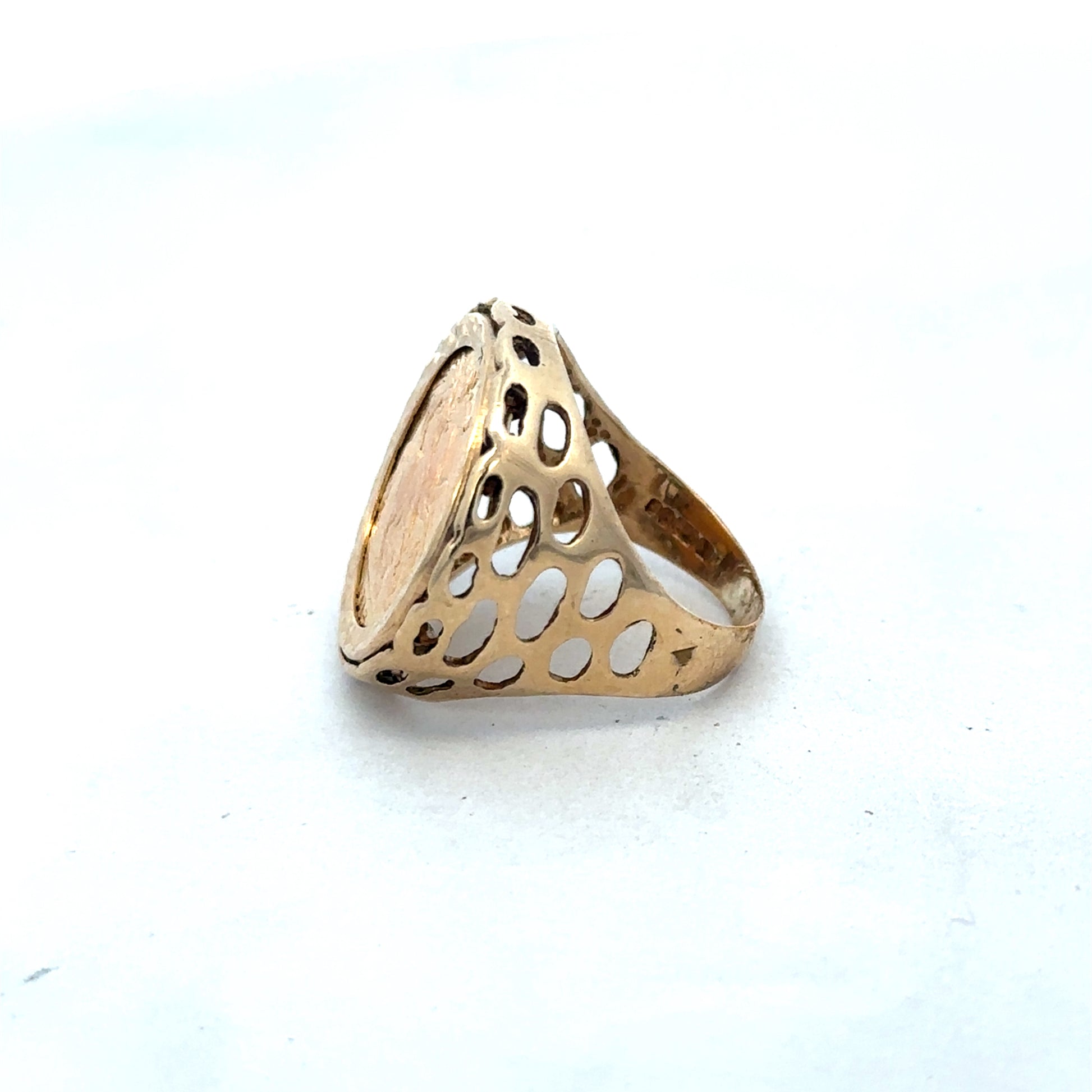 9ct yellow gold 1915 half sovereign ring in size M1/2, featuring detailed coin design, by Reeves and Sons.