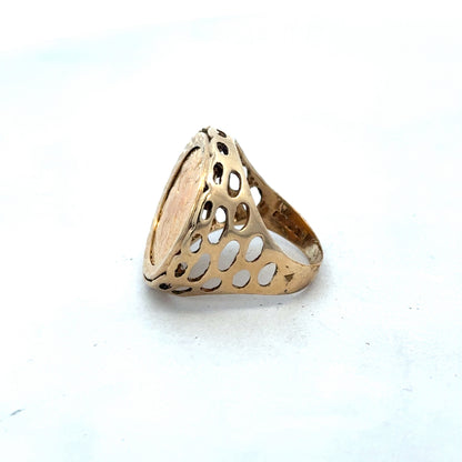 9ct yellow gold 1915 half sovereign ring in size M1/2, featuring detailed coin design, by Reeves and Sons.