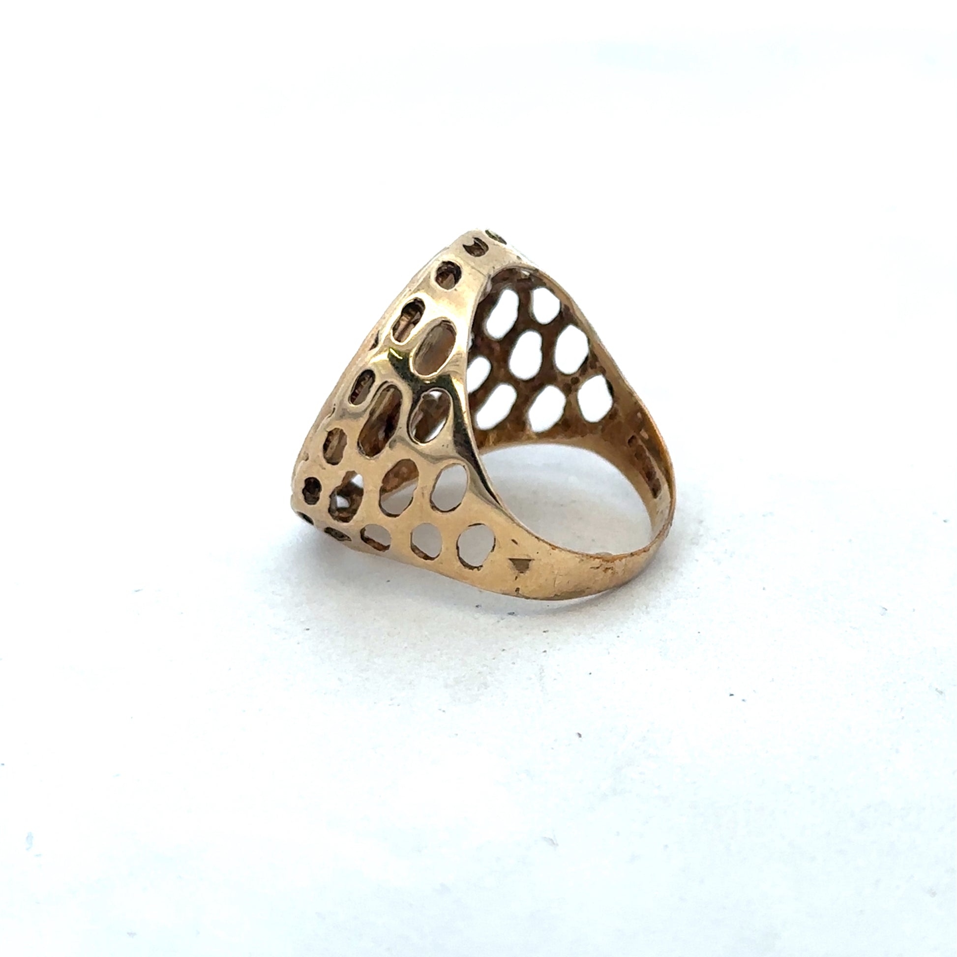9ct yellow gold 1915 half sovereign ring in size M1/2 by Reeves and Sons, featuring a detailed vintage coin design.