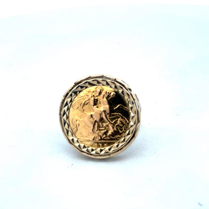 9ct yellow gold 1915 half sovereign ring in size M1/2, detailed vintage design by Reeves and Sons.