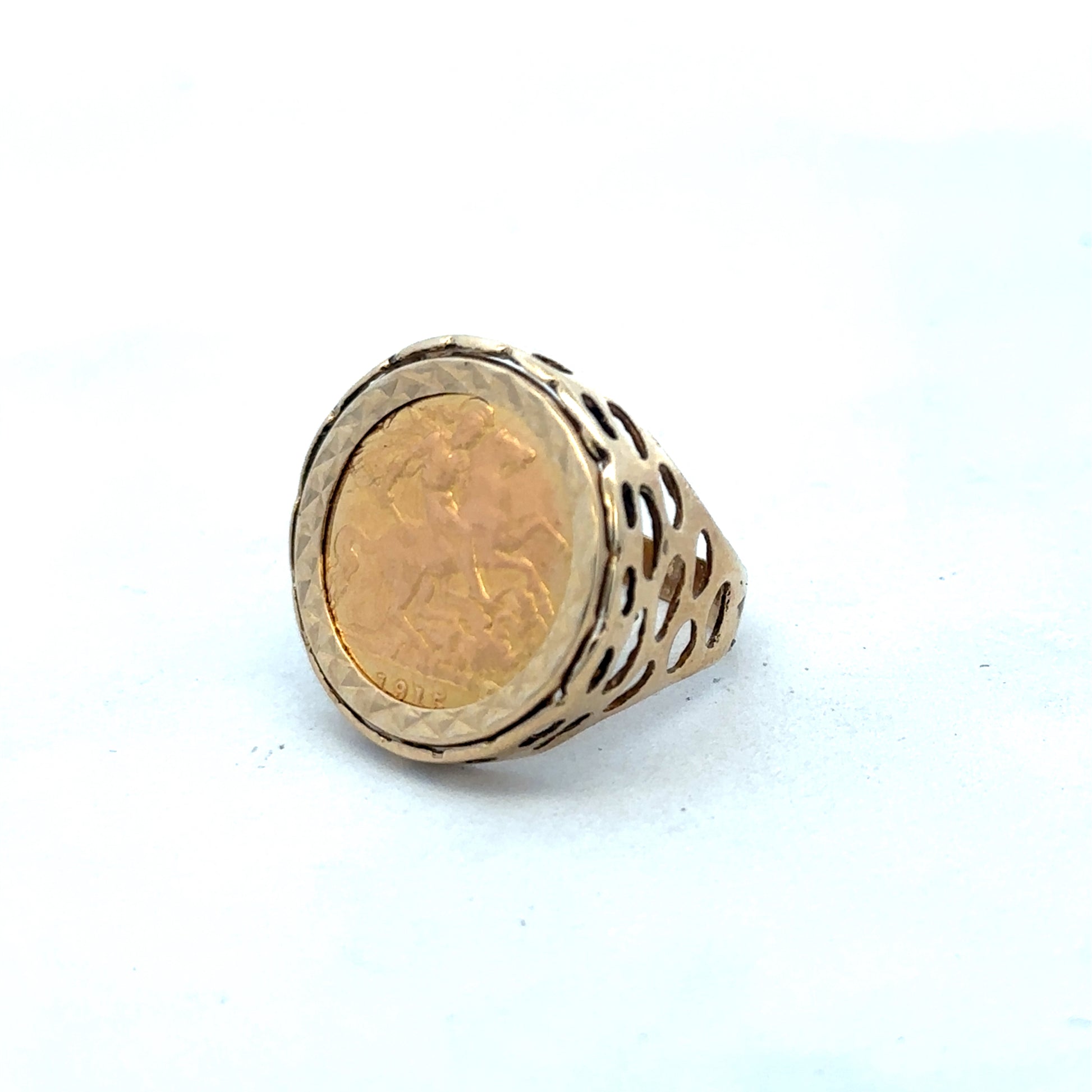 9ct yellow gold 1915 half sovereign ring in size M1/2 with detailed engravings and classic design by Reeves and Sons.
