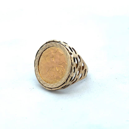 9ct yellow gold 1915 half sovereign ring in size M1/2 with detailed engravings and classic design by Reeves and Sons.