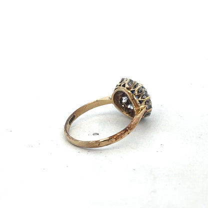 9ct yellow gold ring size N by Reeves and Sons, close-up of polished band with subtle engraved details